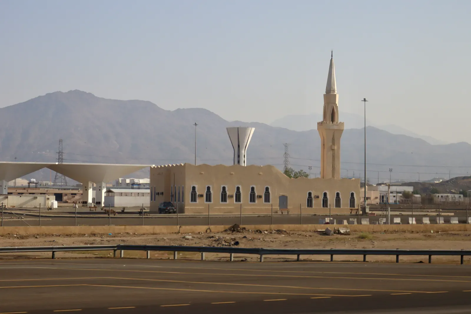Highway service station on the Makkah–Madinah route